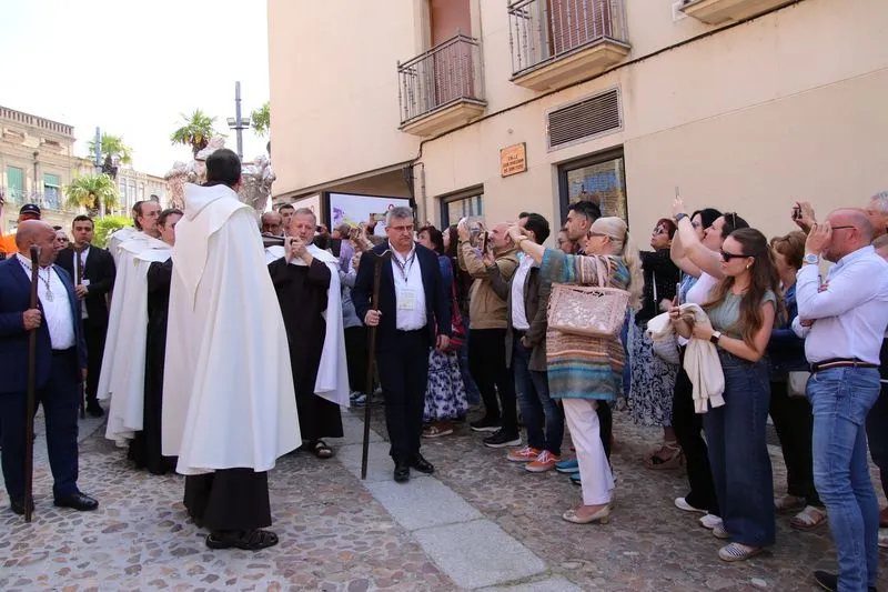 Foto 8 - V&Iacute;DEO y FOTOS | Un tesoro en procesi&oacute;n: la urna de plata de Santa Teresa procesiona por primera vez en la historia de Alba