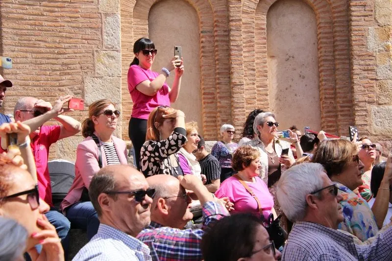 Foto 7 - V&Iacute;DEO y FOTOS | Un tesoro en procesi&oacute;n: la urna de plata de Santa Teresa procesiona por primera vez en la historia de Alba