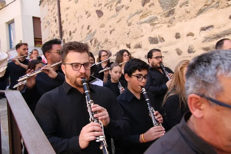 Foto 6 - V&Iacute;DEO y FOTOS | Un tesoro en procesi&oacute;n: la urna de plata de Santa Teresa procesiona por primera vez en la historia de Alba