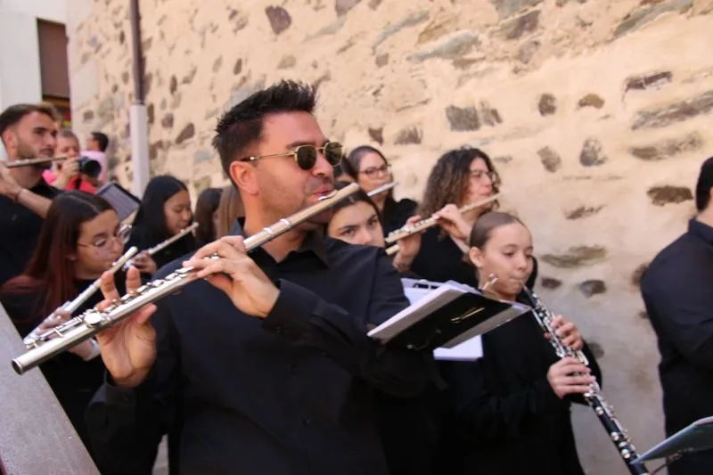 Foto 5 - V&Iacute;DEO y FOTOS | Un tesoro en procesi&oacute;n: la urna de plata de Santa Teresa procesiona por primera vez en la historia de Alba