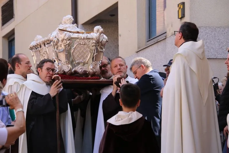 Foto 4 - V&Iacute;DEO y FOTOS | Un tesoro en procesi&oacute;n: la urna de plata de Santa Teresa procesiona por primera vez en la historia de Alba