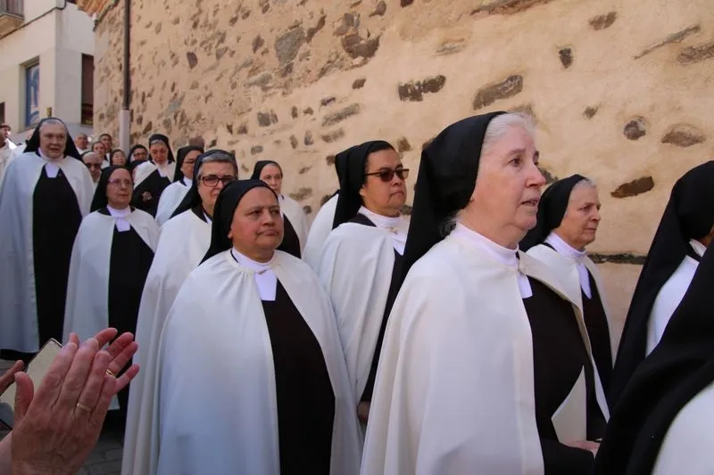 Foto 3 - V&Iacute;DEO y FOTOS | Un tesoro en procesi&oacute;n: la urna de plata de Santa Teresa procesiona por primera vez en la historia de Alba