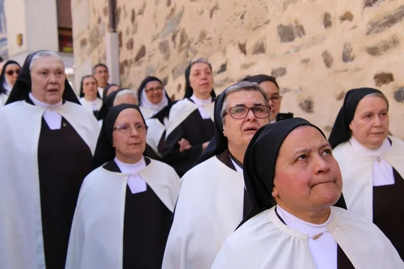 Foto 2 - V&Iacute;DEO y FOTOS | Un tesoro en procesi&oacute;n: la urna de plata de Santa Teresa procesiona por primera vez en la historia de Alba