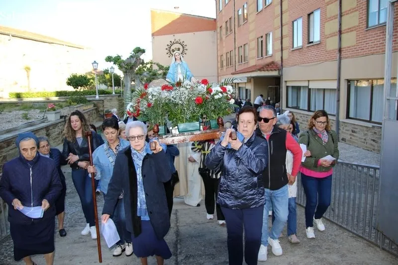 Foto 9 - La devoci&oacute;n a la Virgen Milagrosa se afianza en mayo con una emotiva procesi&oacute;n