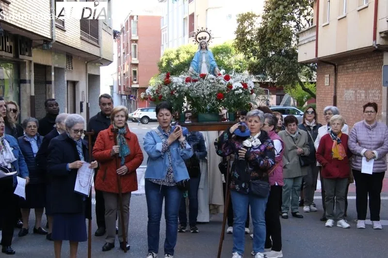Foto 6 - La devoci&oacute;n a la Virgen Milagrosa se afianza en mayo con una emotiva procesi&oacute;n