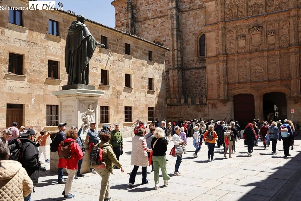 Salmantinos y turistas disfrutan del buen tiempo del Primero de Mayo | FOTOS: David Sañudo