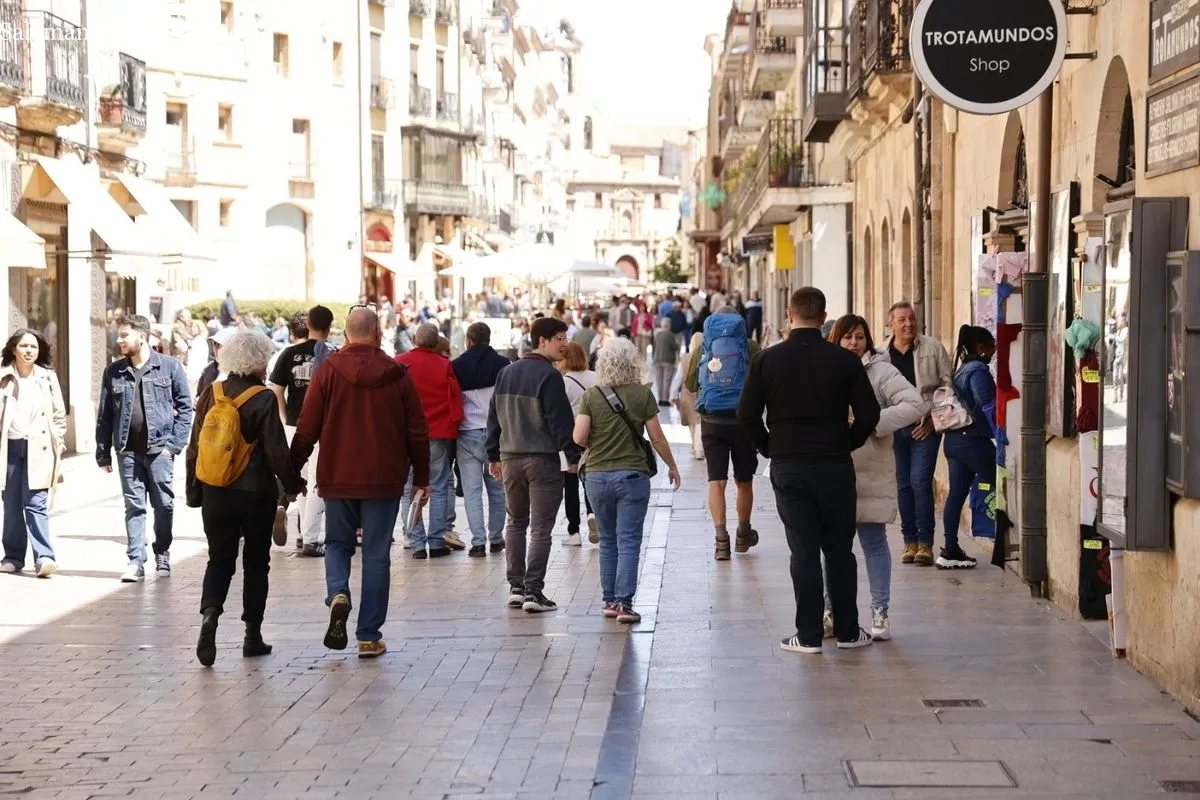 Salmantinos y turistas disfrutan del buen tiempo del Primero de Mayo | FOTOS: David Sañudo
