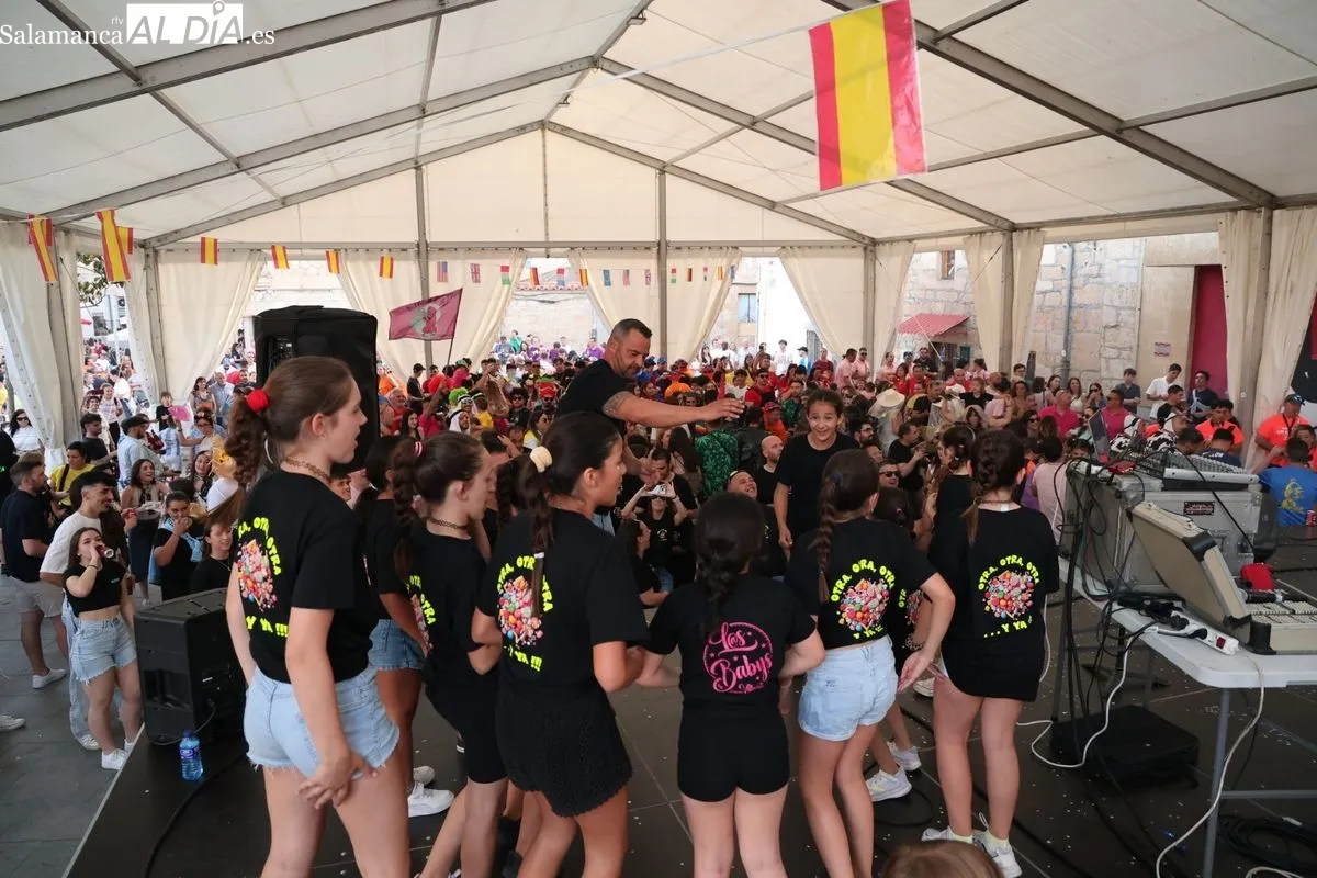 Villamayor estalla en fiesta: vibrante inicio de fiestas con el chupinazo y las peñas | FOTOS: David Sañudo 