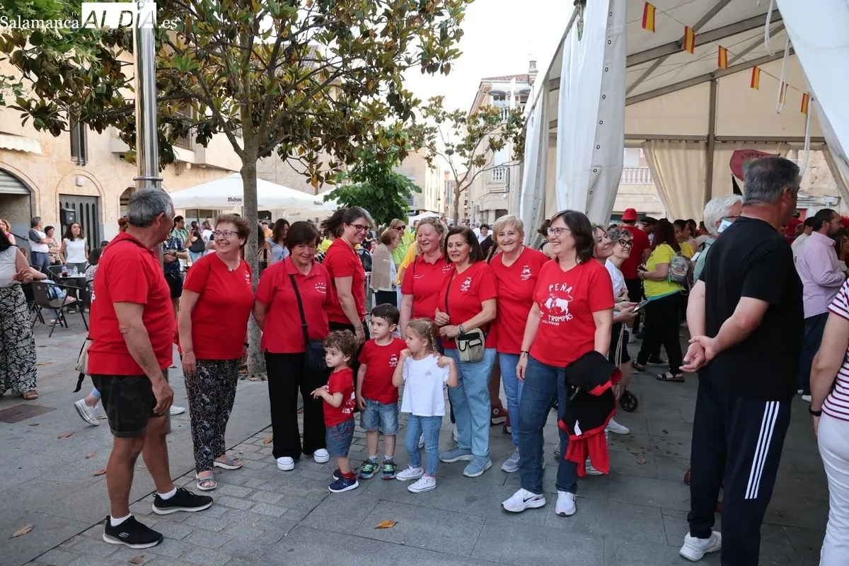 Villamayor estalla en fiesta: vibrante inicio de fiestas con el chupinazo y las peñas | FOTOS: David Sañudo 
