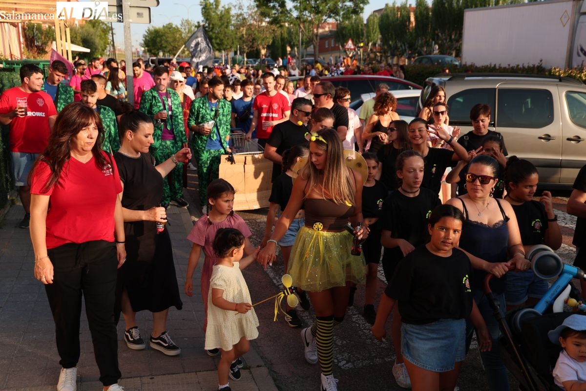 VÍDEO Y FOTOS | Fiestas Villamayor: inicio vibrante con peñas y charanga