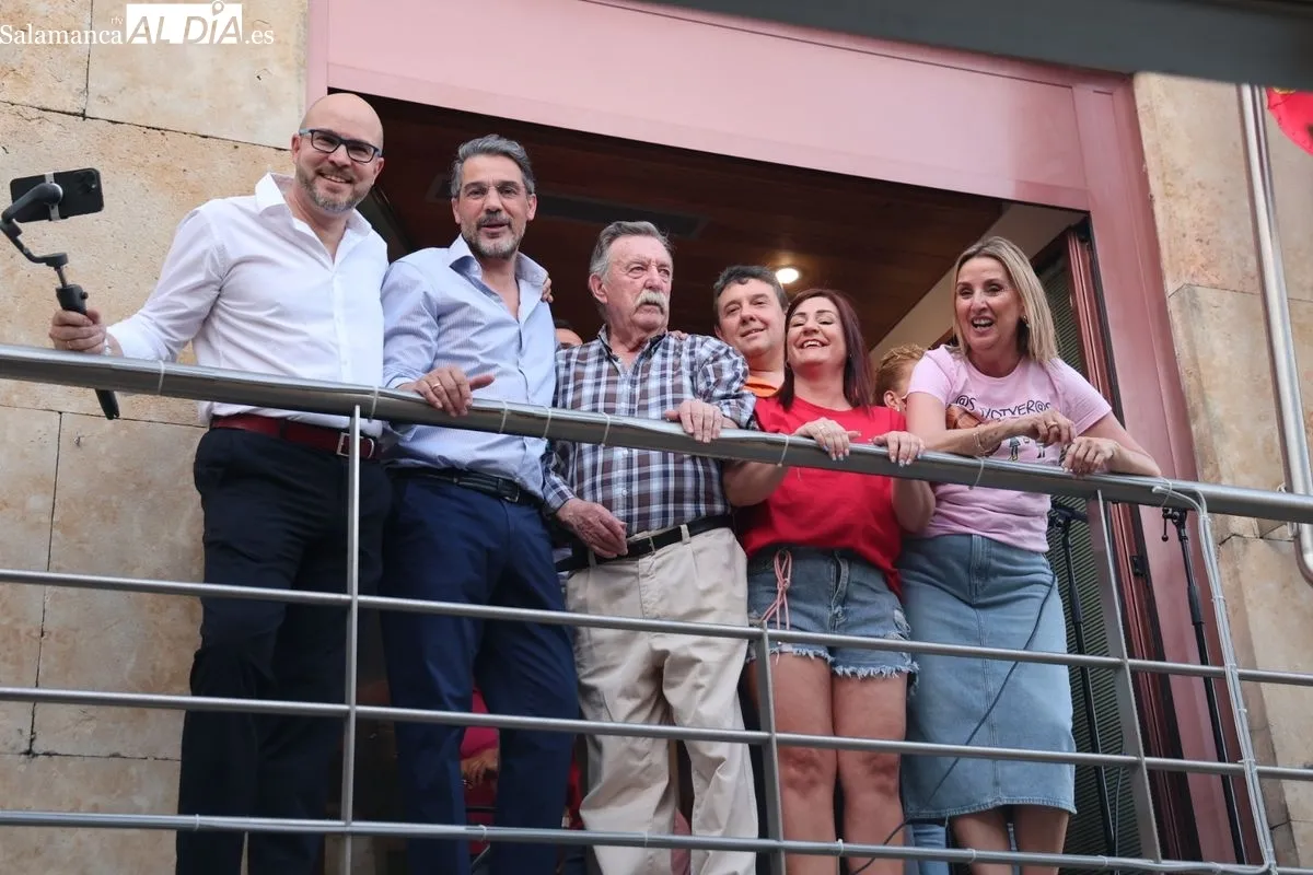 Villamayor estalla en fiesta: vibrante inicio de fiestas con el chupinazo y las peñas | FOTOS: David Sañudo 