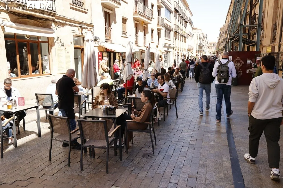 Salmantinos y turistas disfrutan del buen tiempo del Primero de Mayo | FOTOS: David Sañudo