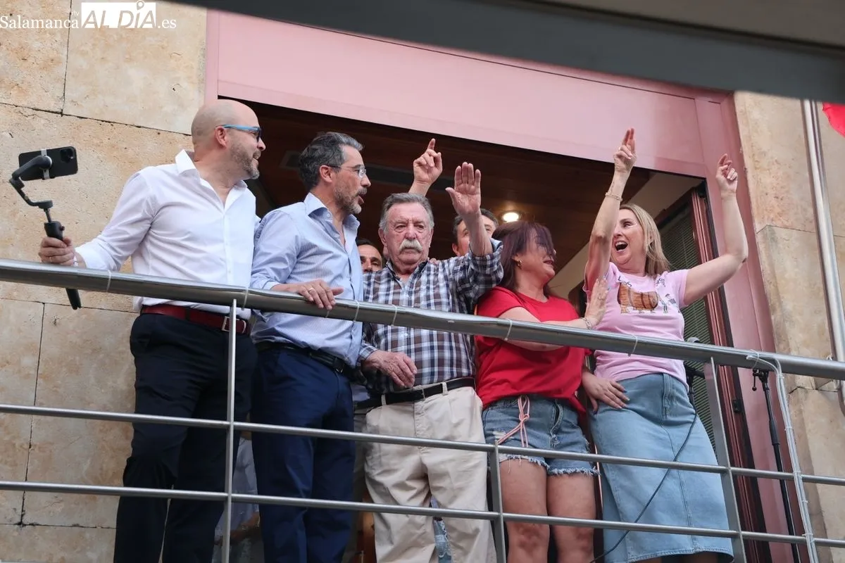 Villamayor estalla en fiesta: vibrante inicio de fiestas con el chupinazo y las peñas | FOTOS: David Sañudo 