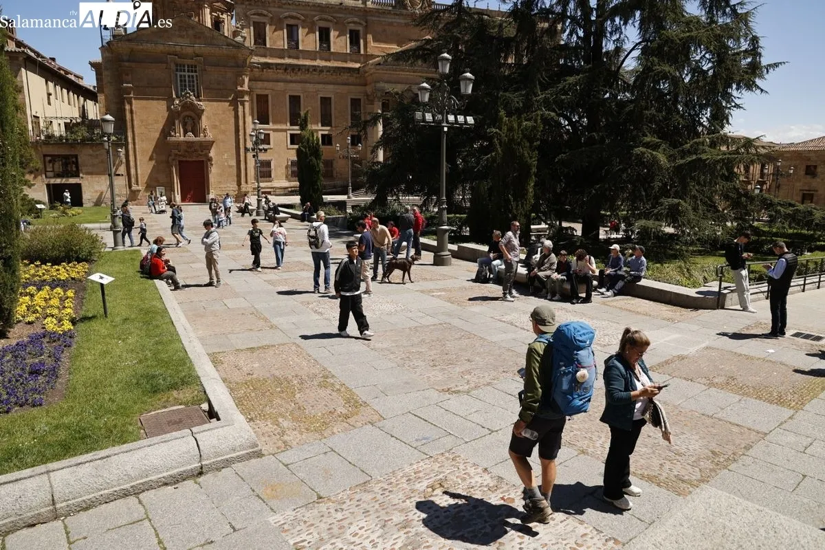 Salmantinos y turistas disfrutan del buen tiempo del Primero de Mayo | FOTOS: David Sañudo