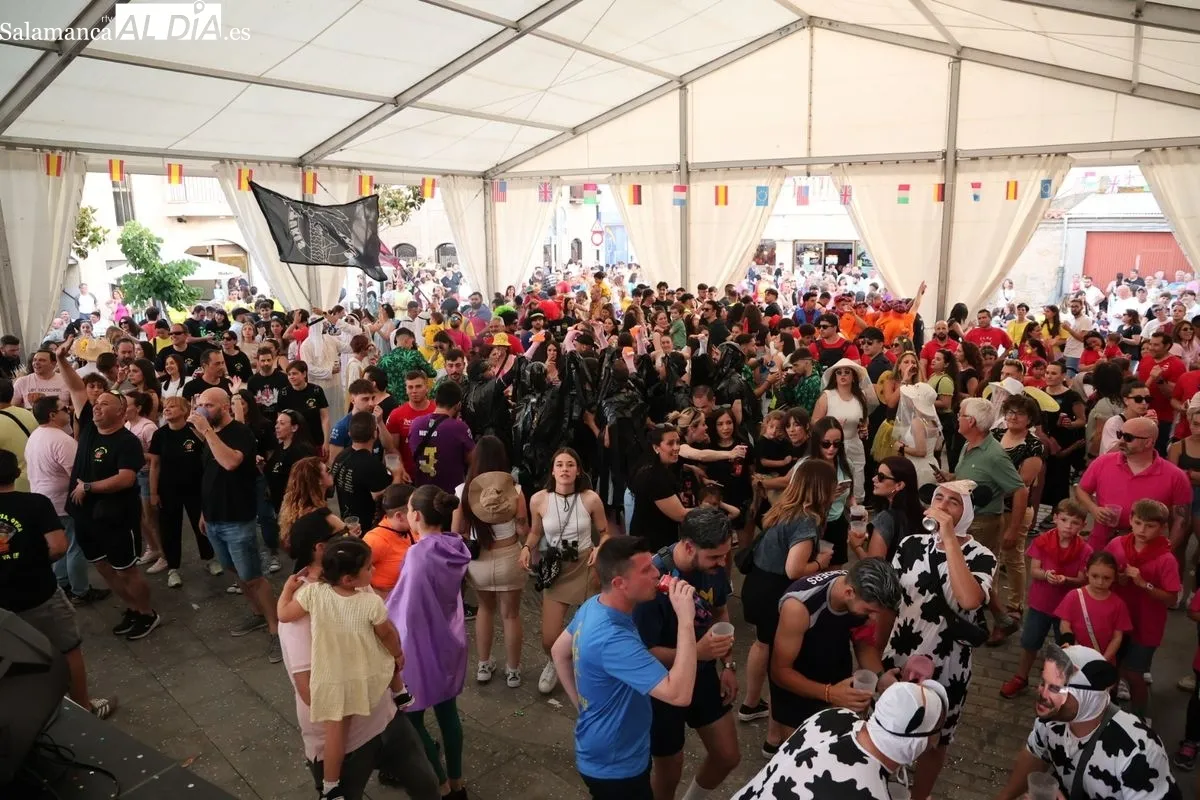 Villamayor estalla en fiesta: vibrante inicio de fiestas con el chupinazo y las peñas | FOTOS: David Sañudo 