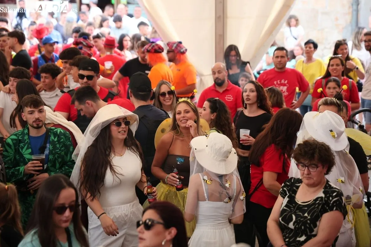 Villamayor estalla en fiesta: vibrante inicio de fiestas con el chupinazo y las peñas | FOTOS: David Sañudo 