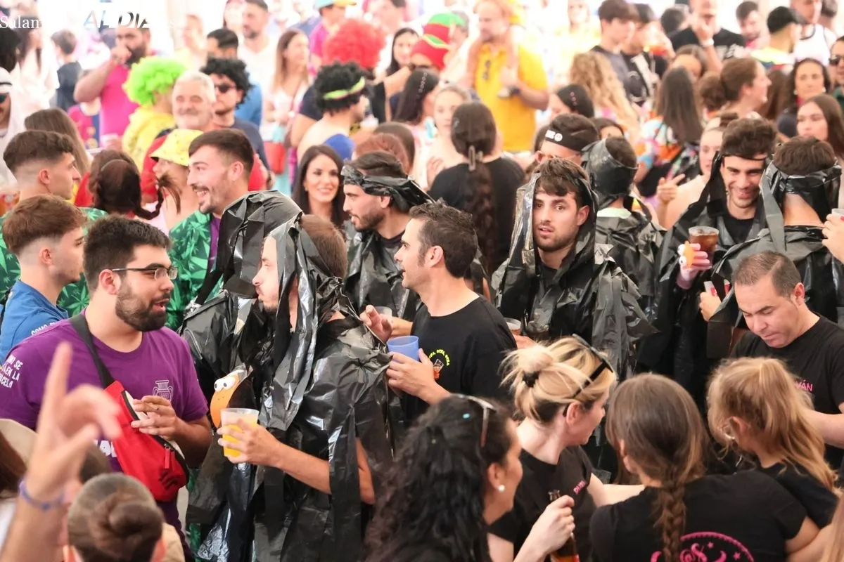 Villamayor estalla en fiesta: vibrante inicio de fiestas con el chupinazo y las peñas | FOTOS: David Sañudo 