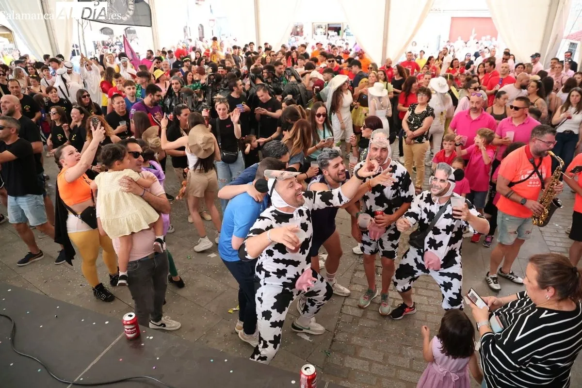 Villamayor estalla en fiesta: vibrante inicio de fiestas con el chupinazo y las peñas | FOTOS: David Sañudo 