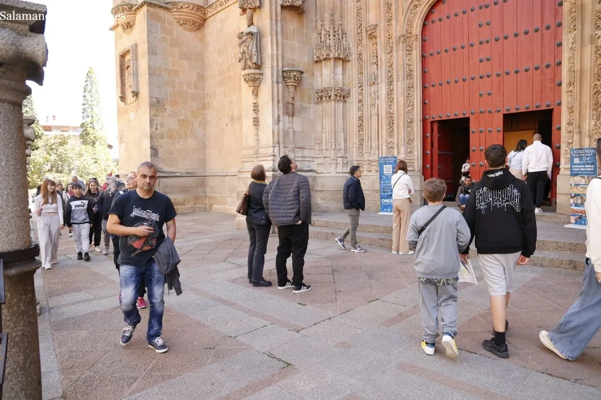 Salmantinos y turistas disfrutan del buen tiempo del Primero de Mayo | FOTOS: David Sañudo