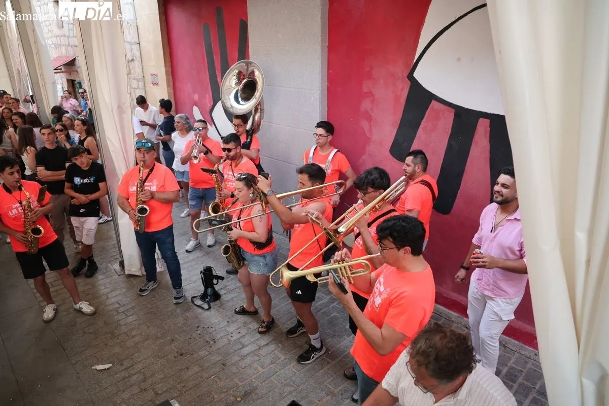 Villamayor estalla en fiesta: vibrante inicio de fiestas con el chupinazo y las peñas | FOTOS: David Sañudo 