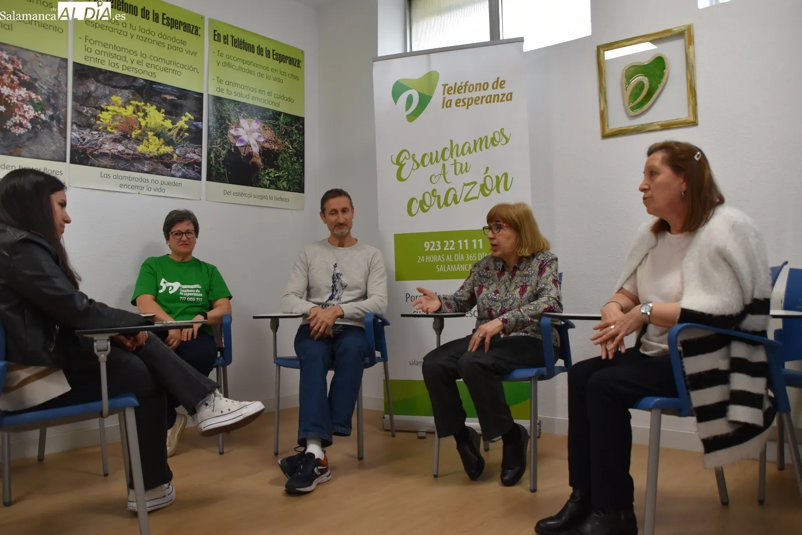 Los voluntarios en la sede del Teléfono de la Esperanza, durante la entrevista | FOTO: M.F. 