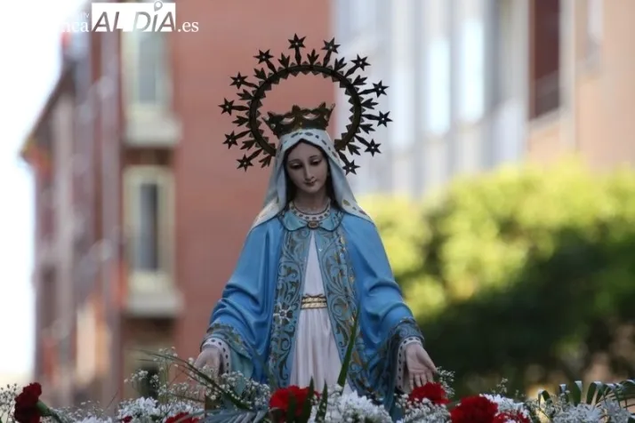 La devoci&oacute;n a la Virgen Milagrosa se afianza en mayo con una emotiva procesi&oacute;n | Imagen 1