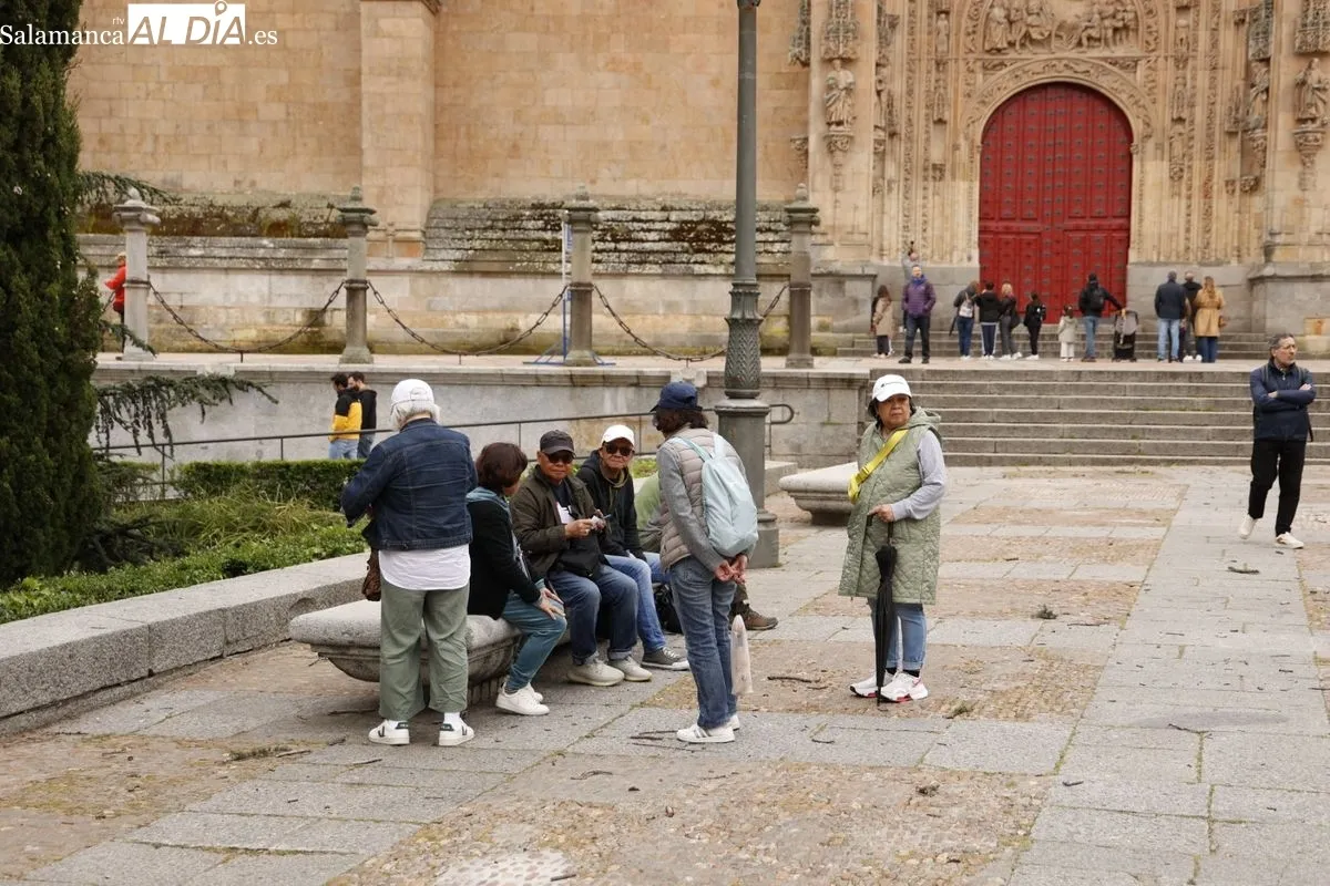 Turistas este viernes en Salamanca. Foto de David Sañudo