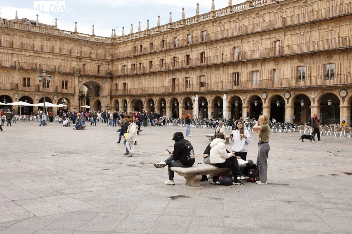Turistas este viernes en Salamanca. Foto de David Sañudo