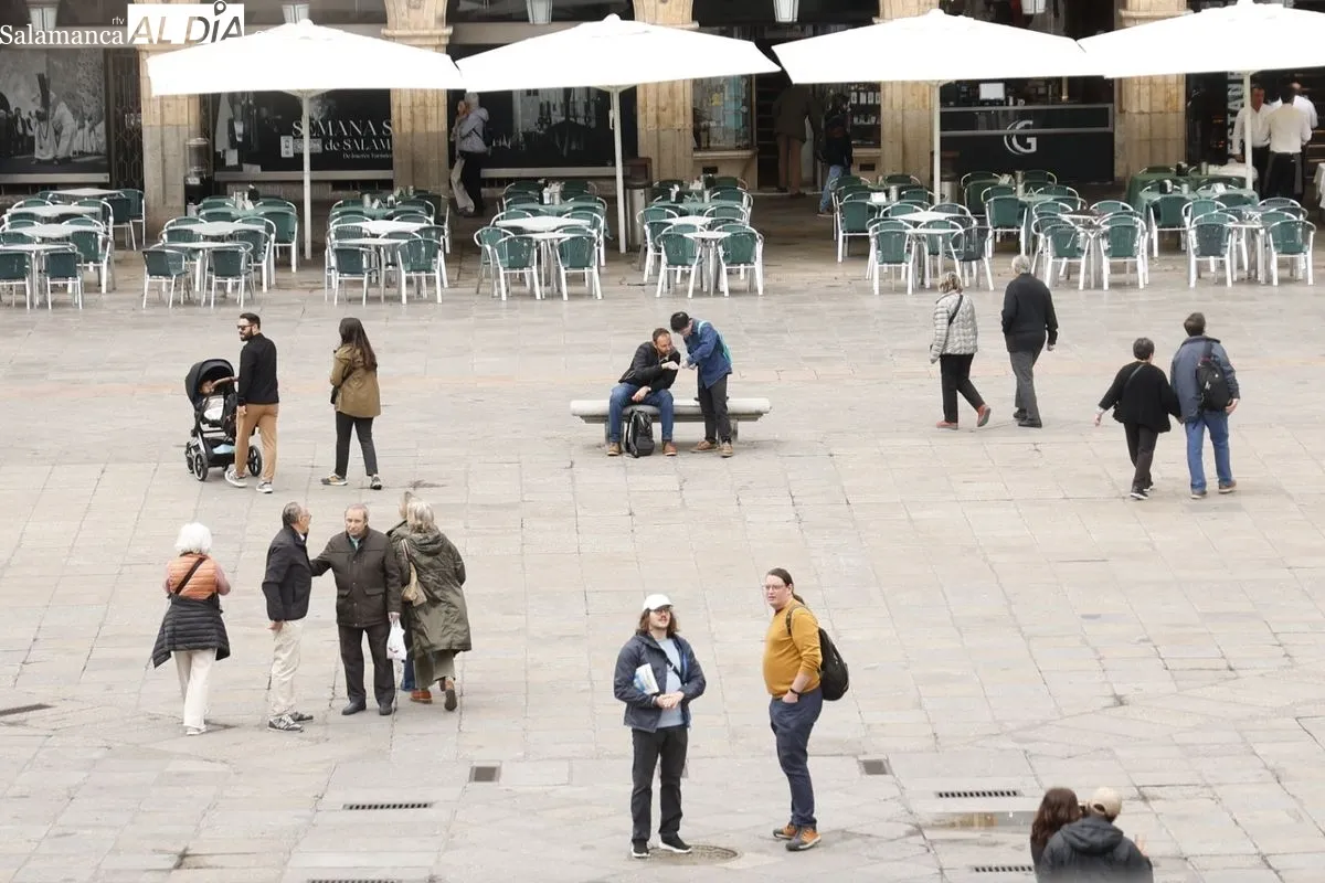 Turistas este viernes en Salamanca. Foto de David Sañudo