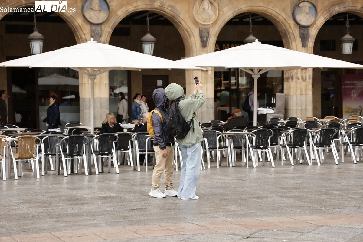 Turistas este viernes en Salamanca. Foto de David Sañudo
