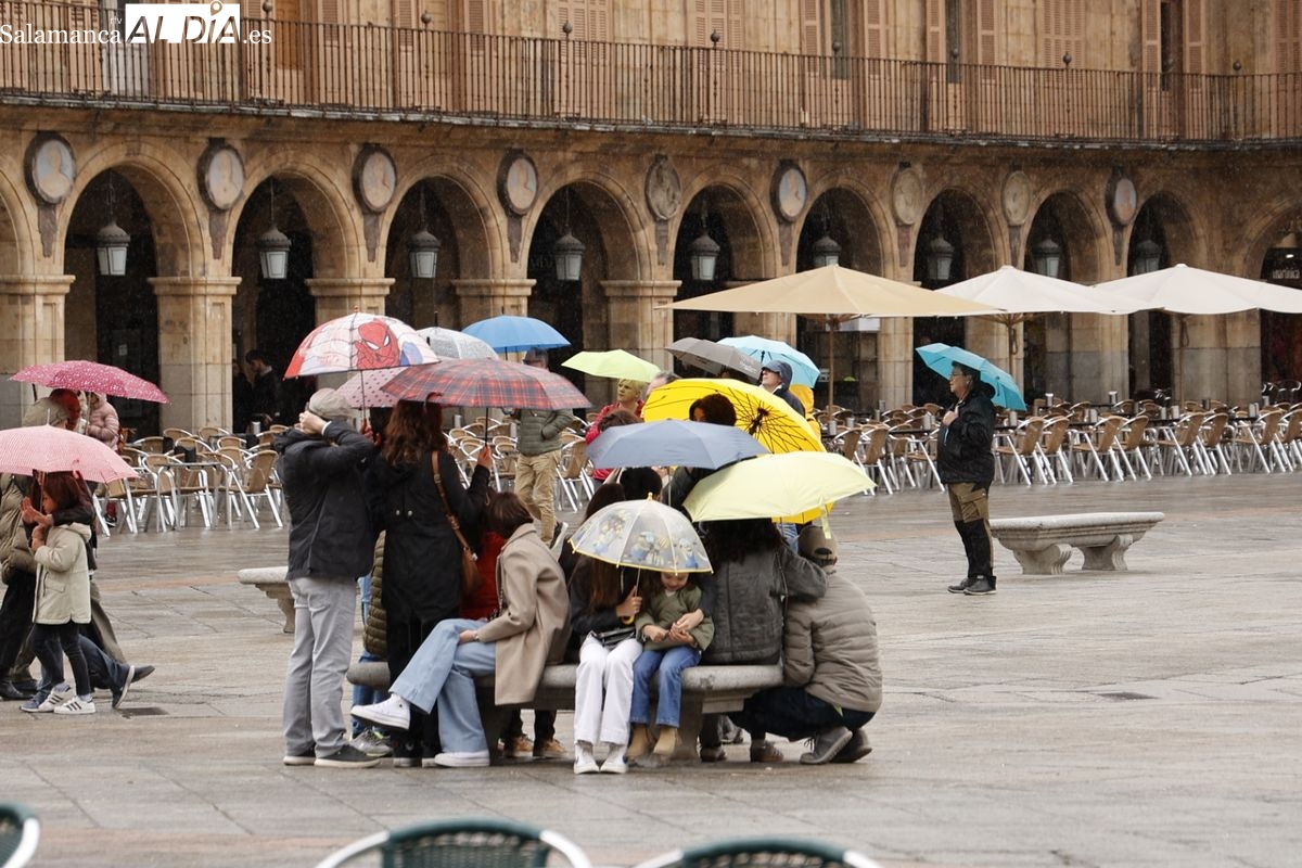 FOTOS | El mal tiempo frena la llegada de turistas madrileños a Salamanca