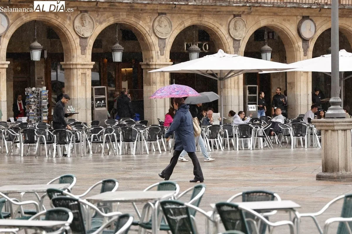 Turistas este viernes en Salamanca. Foto de David Sañudo