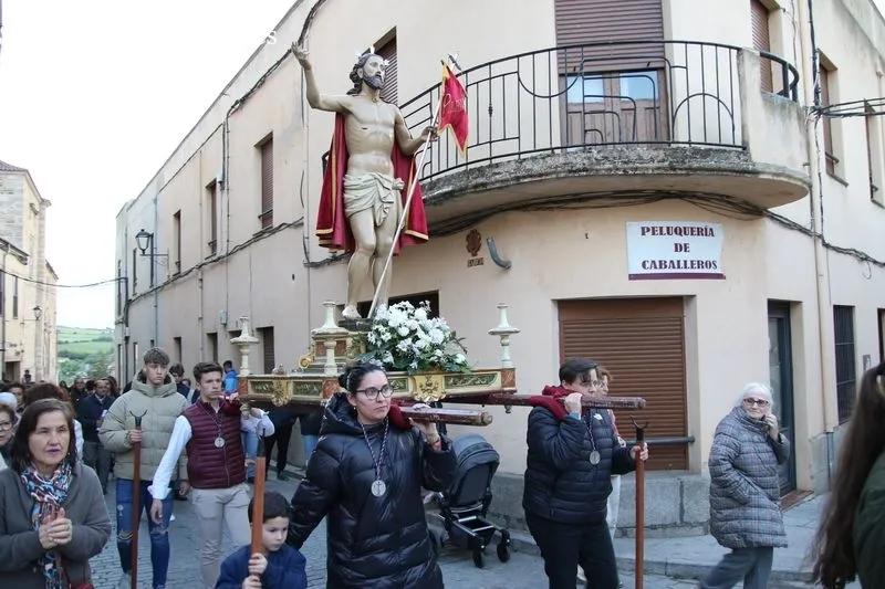 Foto 10 - La cofrad&iacute;a de la Vera Cruz lleva la luz de la Resurrecci&oacute;n a las calles de Alba de Tormes  