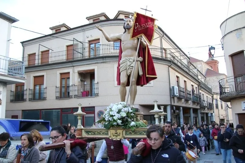 Foto 9 - La cofrad&iacute;a de la Vera Cruz lleva la luz de la Resurrecci&oacute;n a las calles de Alba de Tormes  