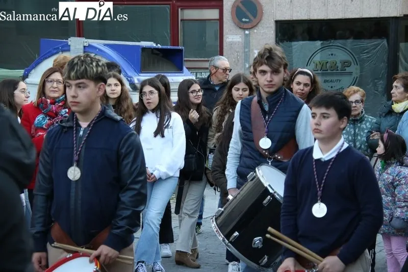 Foto 7 - La cofrad&iacute;a de la Vera Cruz lleva la luz de la Resurrecci&oacute;n a las calles de Alba de Tormes  