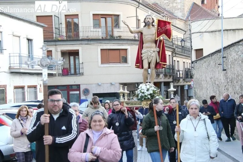 Foto 6 - La cofrad&iacute;a de la Vera Cruz lleva la luz de la Resurrecci&oacute;n a las calles de Alba de Tormes  