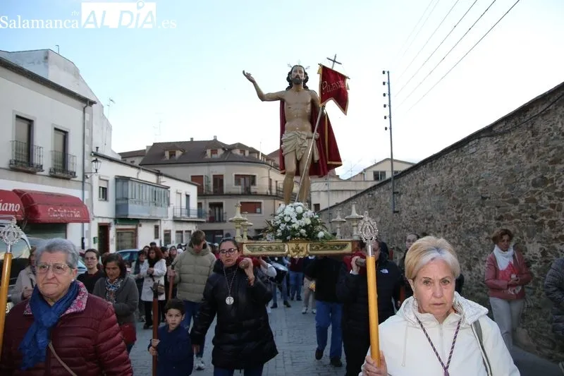 Foto 5 - La cofrad&iacute;a de la Vera Cruz lleva la luz de la Resurrecci&oacute;n a las calles de Alba de Tormes  