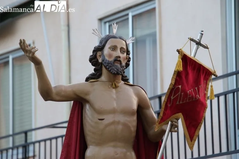 Foto 4 - La cofrad&iacute;a de la Vera Cruz lleva la luz de la Resurrecci&oacute;n a las calles de Alba de Tormes  