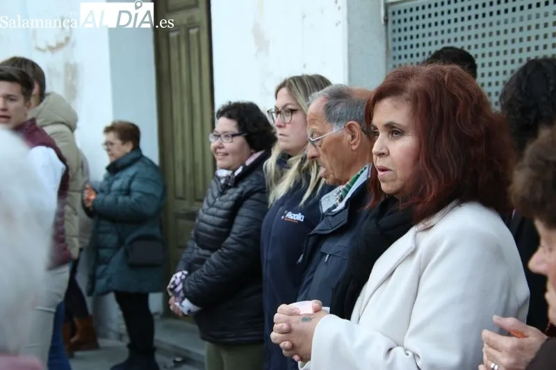 Foto 2 - La cofrad&iacute;a de la Vera Cruz lleva la luz de la Resurrecci&oacute;n a las calles de Alba de Tormes  