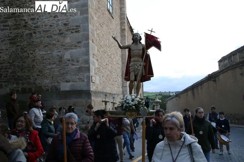 Foto 11 - La cofrad&iacute;a de la Vera Cruz lleva la luz de la Resurrecci&oacute;n a las calles de Alba de Tormes  