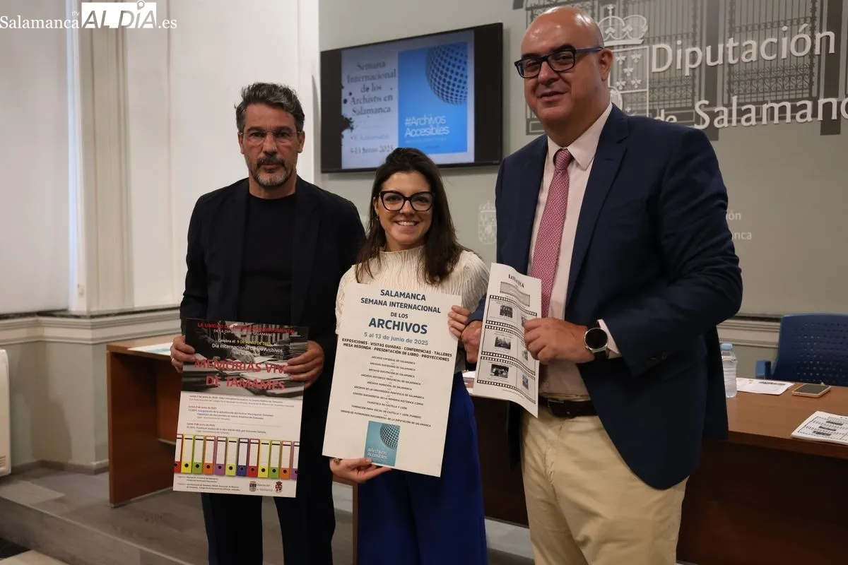 El diputado de organización, Carlos García, el diputado de Patrimonio documental, Ángel Peralvo, y la coordinadora del Archivo Histórico de la Obra Social FUNDOS, Natividad Pan. Foto de David Sañudo