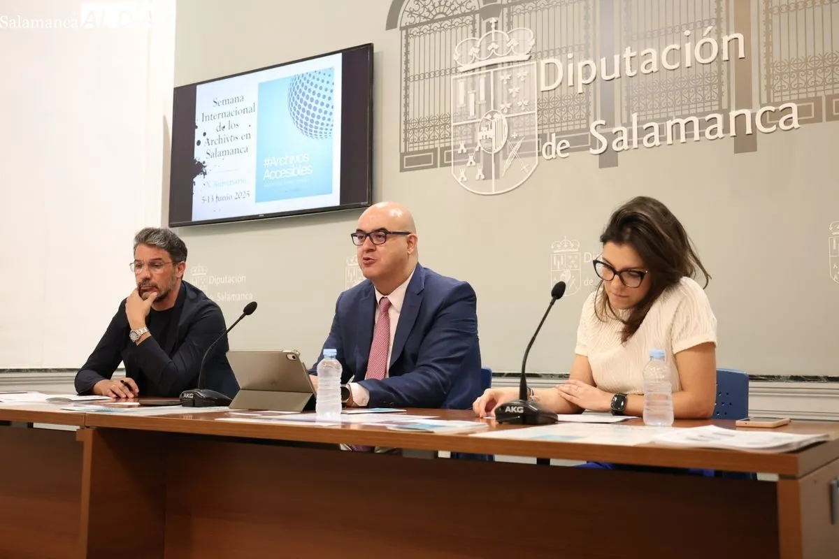 El diputado de organización, Carlos García, el diputado de Patrimonio documental, Ángel Peralvo, y la coordinadora del Archivo Histórico de la Obra Social FUNDOS, Natividad Pan. Foto de David Sañudo