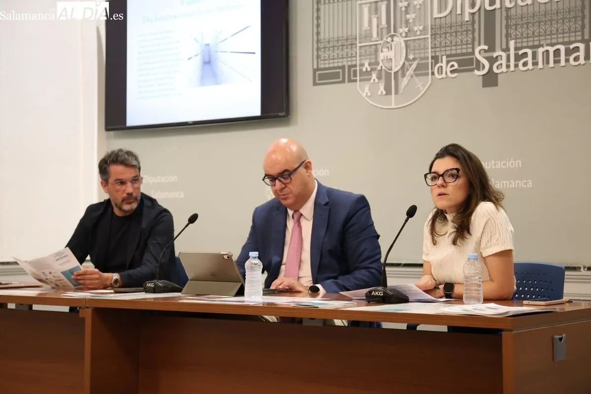El diputado de organización, Carlos García, el diputado de Patrimonio documental, Ángel Peralvo, y la coordinadora del Archivo Histórico de la Obra Social FUNDOS, Natividad Pan. Foto de David Sañudo