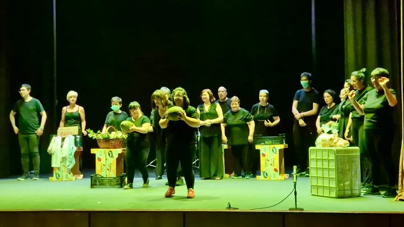 Foto 4 - Butacas llenas y larga ovaci&oacute;n para la obra teatral 'Con Luz Propia' interpretada por acomunidad