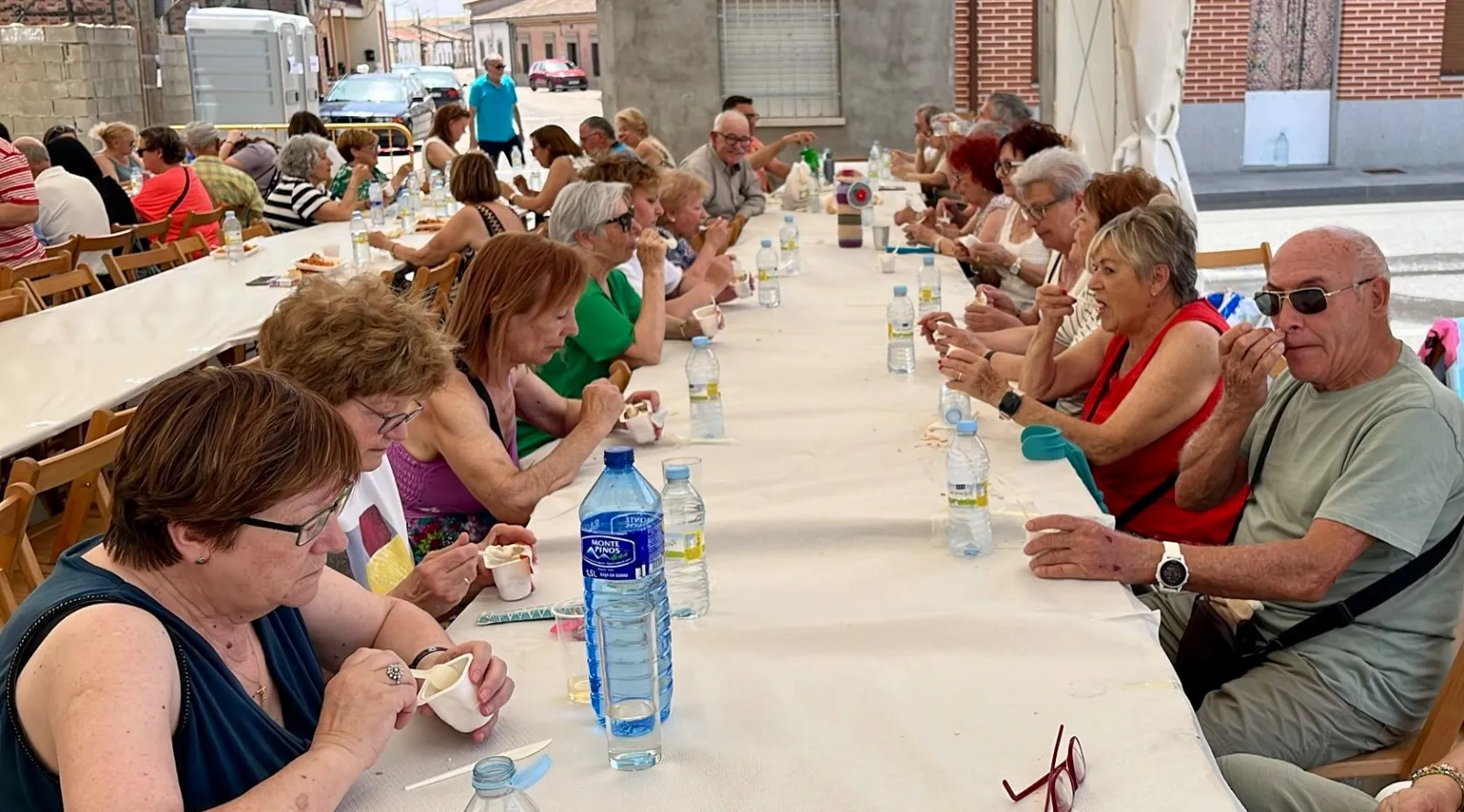 Foto 2 - Cerca de 350 personas participan en la gran comida de hermandad de la II Fiesta de la Mancomunidad
