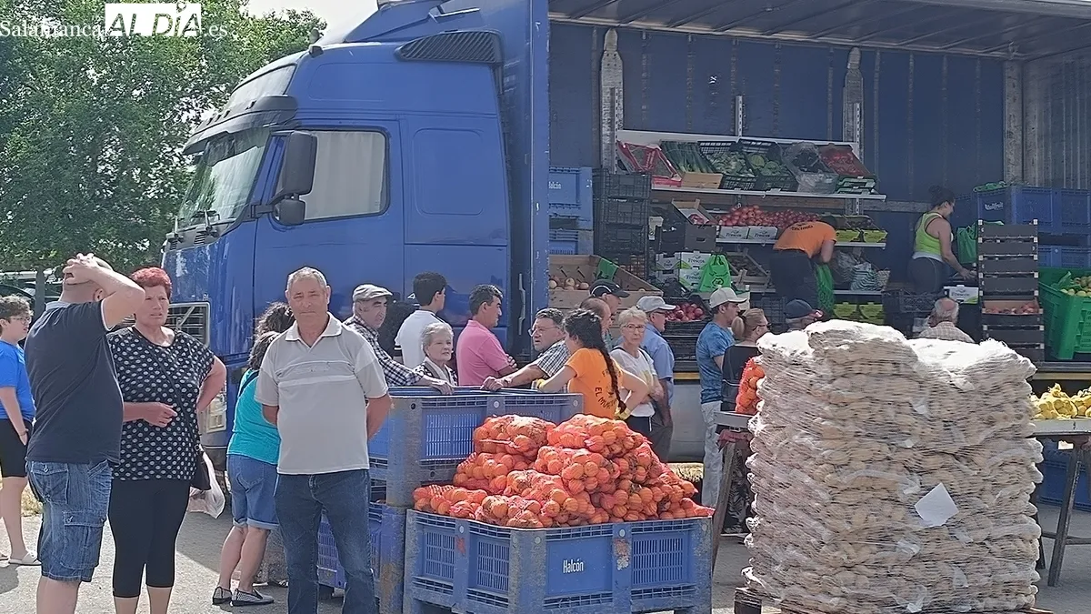Excelemnte afluencia de público y puestos en el mercadillo de Trabanca celebrado ayer domingo 1 de junio / FOTOS: VÍCTOR PACHO