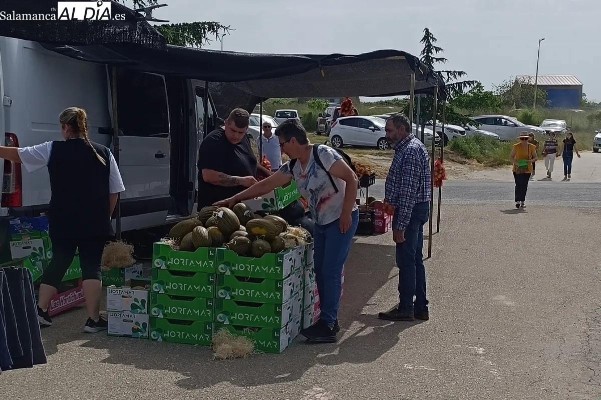 Excelemnte afluencia de público y puestos en el mercadillo de Trabanca celebrado ayer domingo 1 de junio / FOTOS: VÍCTOR PACHO