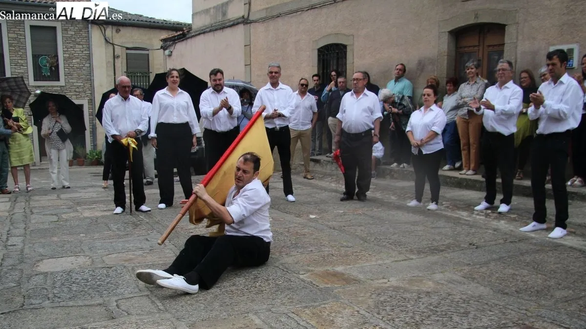 Abanderado y alabardero interpretaron el baile de la bandera, animados por los espectadores