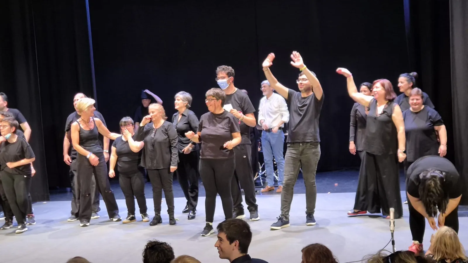 Foto 2 - Butacas llenas y larga ovaci&oacute;n para la obra teatral 'Con Luz Propia' interpretada por acomunidad