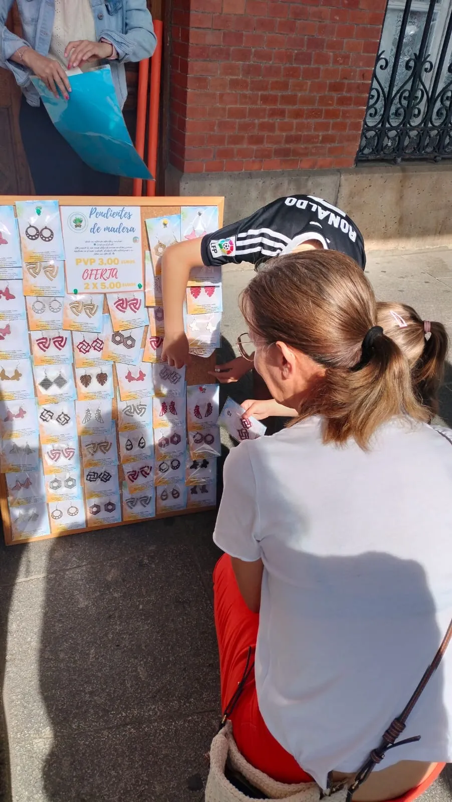 Foto 2 - El Seve lleva su original empresa &lsquo;Fabricando Ilusiones&rsquo; y sus productos artesanales al mercadillo